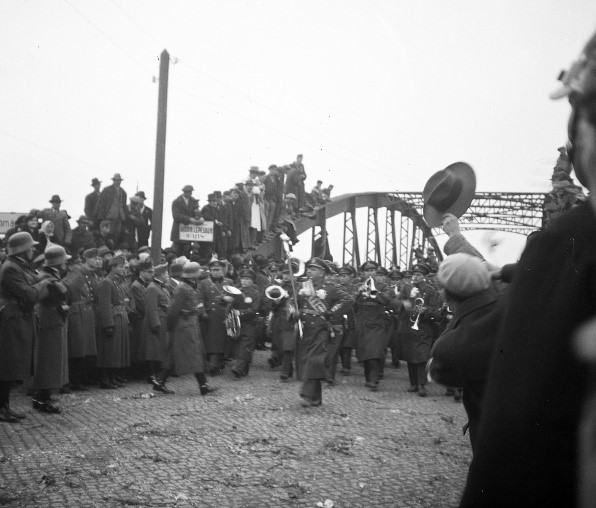 Magyar csapatok átkelnek a komáromi hídon