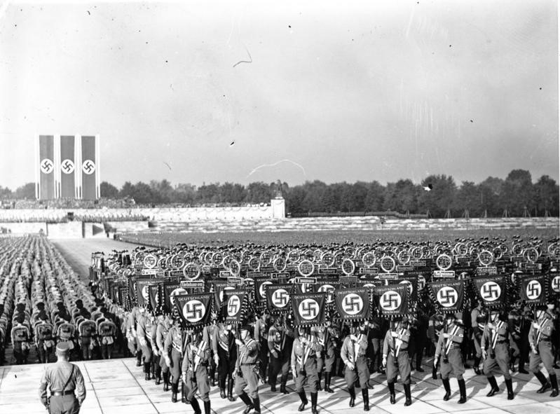 Az 1938-as pártnapok háttérben a főtribünnel.