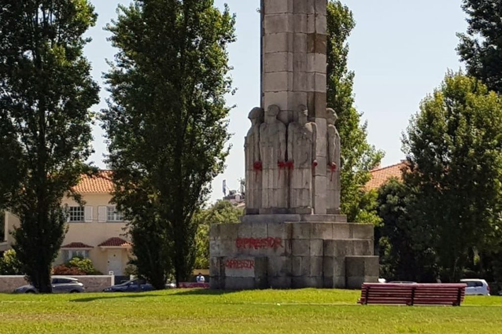 A Portugál Gyarmatosító Erőfeszítés Emlékműve vörösre festett kezekkel, 2018-ban