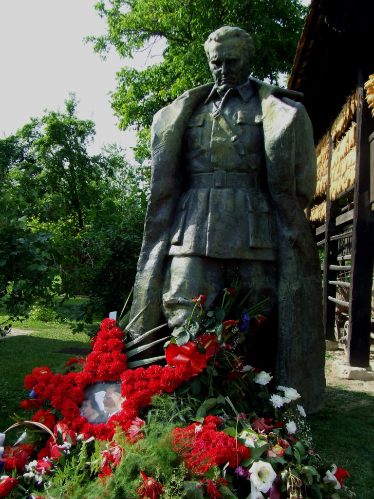 Tito szobra szülőháza kertjében