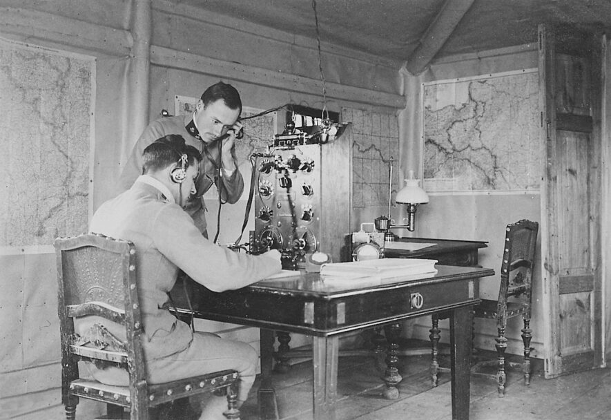 Hermann Pokorny munkában. Rádiólehallgató állomás a keleti fronton, 1915