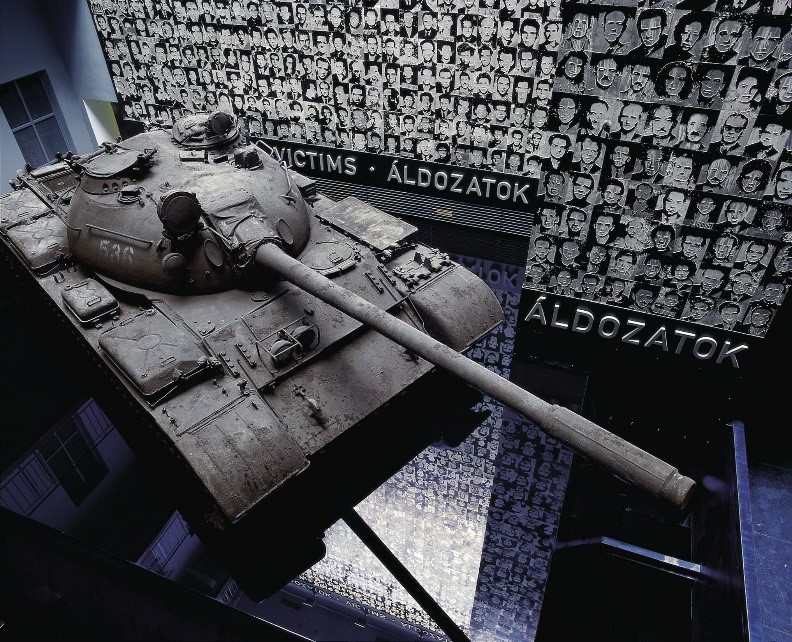 A Terror Háza Múzeumban kiállított T-54-es harckocsi ma már múzeumi tárgyként emlékeztet a XX. századi elnyomásra