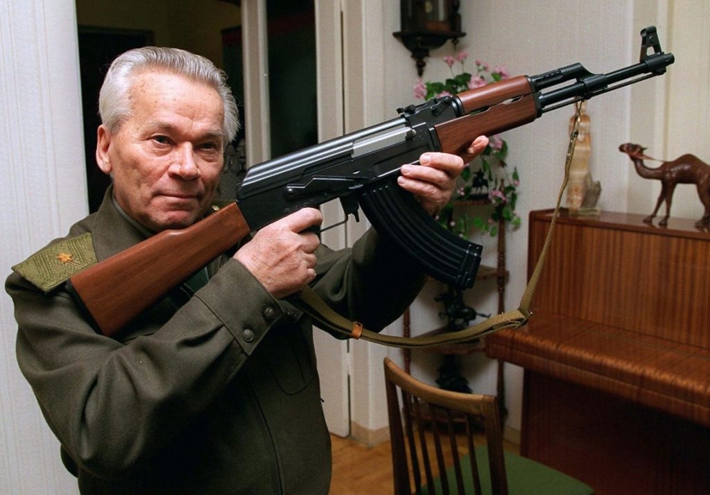 Mikhail Kalasnyikov az általa tervezett fegyverrel