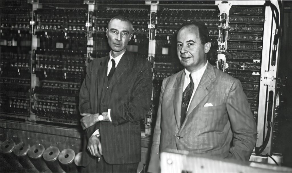 2. J. Robert Oppenheimer és Neumann János a princetoni intézetben, 1952.