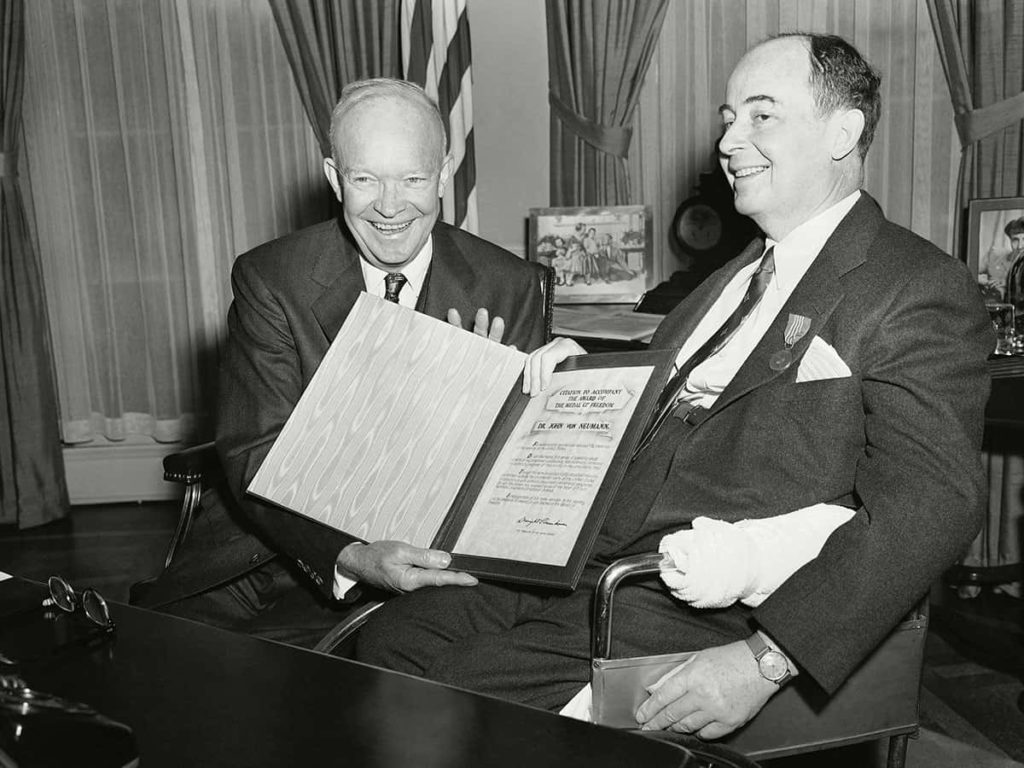 3. Neumann megkapja a Szabadság-érdemrendet Eisenhower elnöktől, 1956.