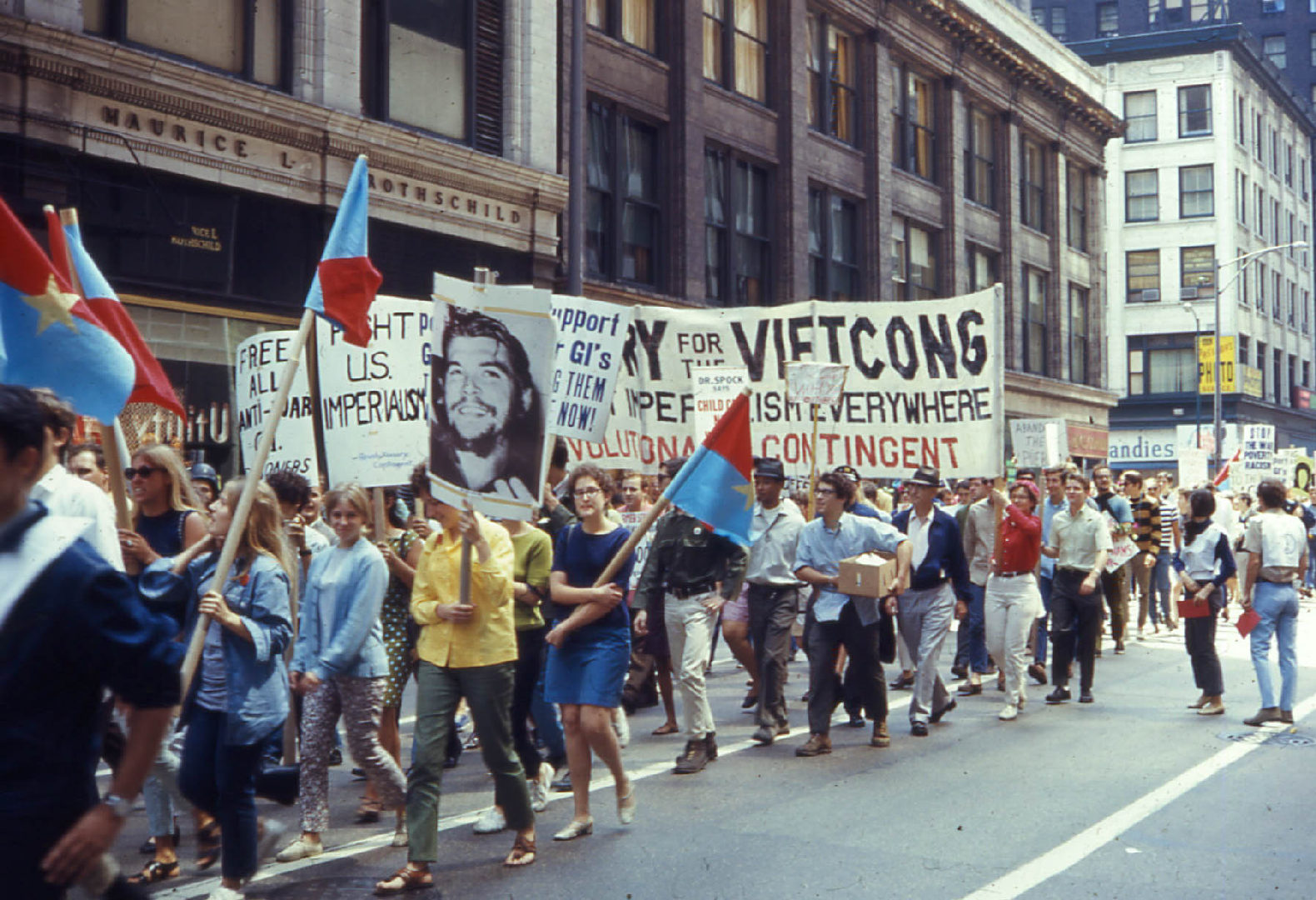 Chicagói tüntetők Vietkong zászlókkal és Che Guevara arcképével